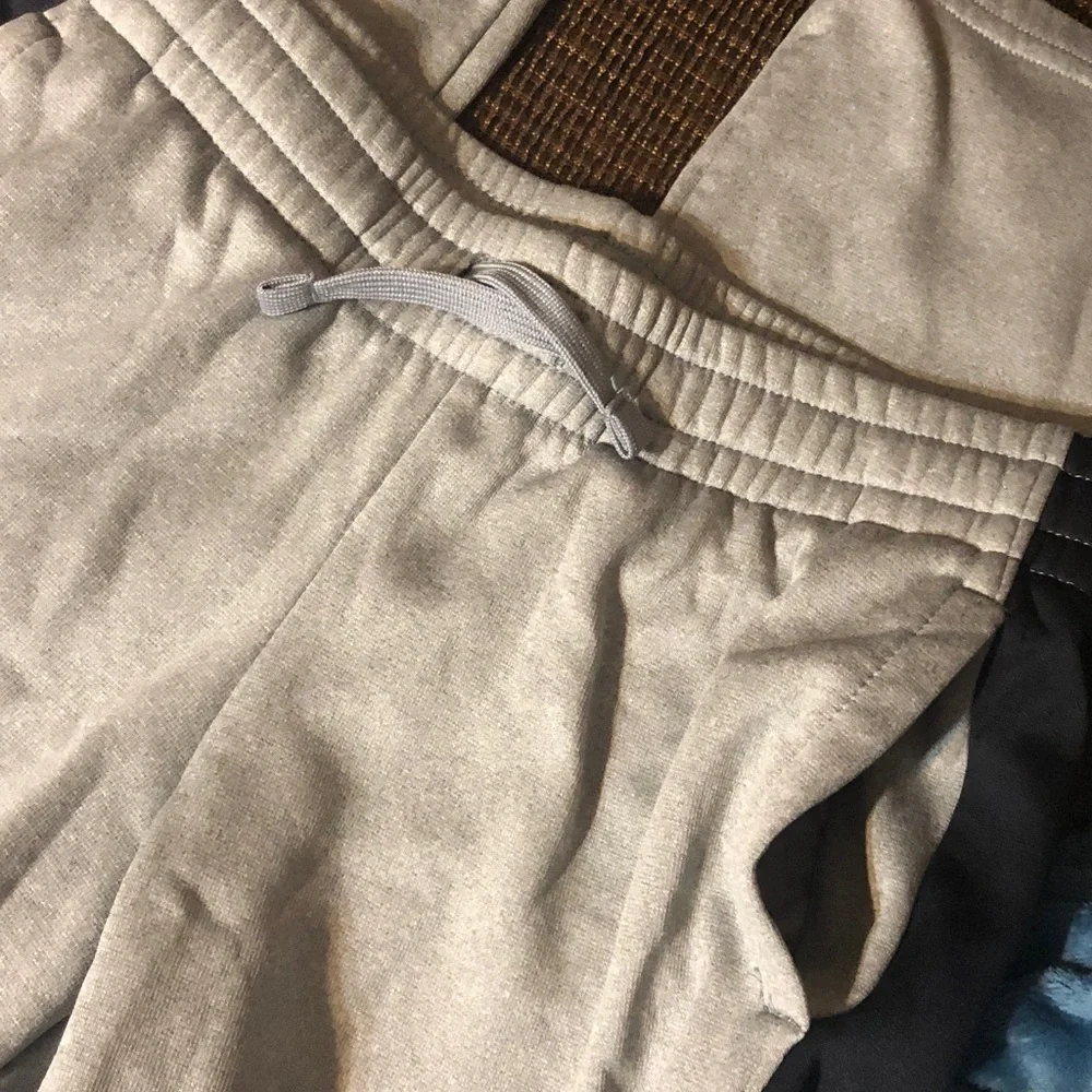 Under Armour sweatpants in YXL - Picture 2 of 3